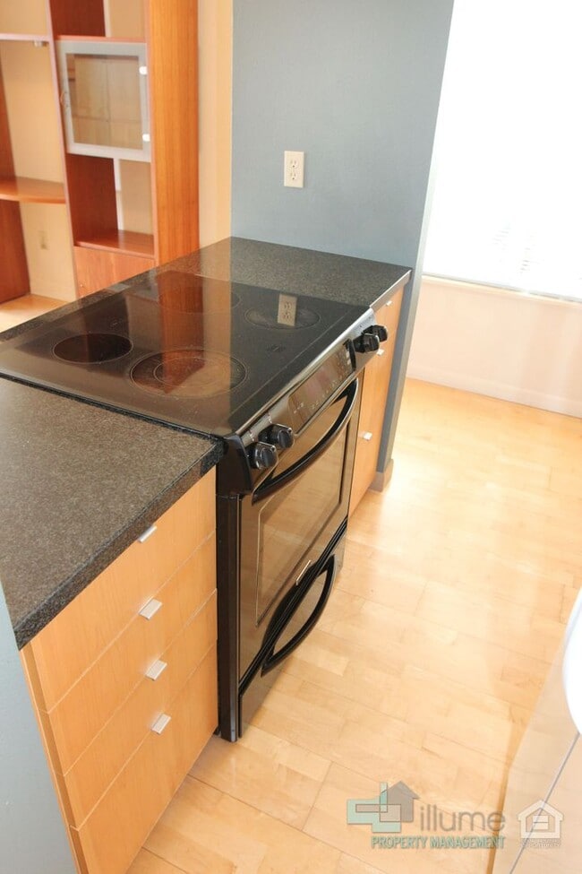 Building Photo - Condo Near OHSU with Huge Deck, Stunning Views and Parking