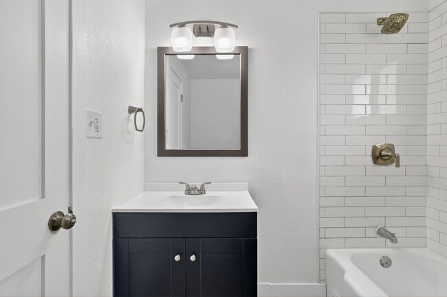 Building Photo - 2 bed 1 bath - Remodeled Home in Denver!