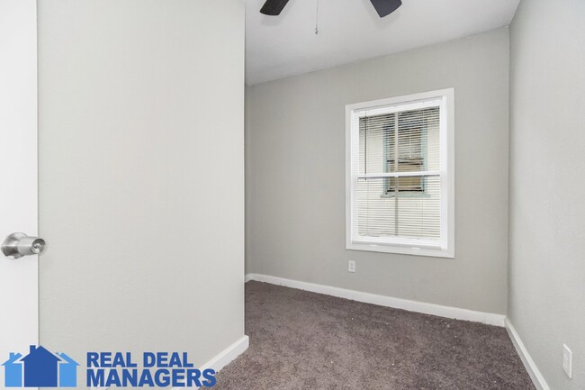 Building Photo - Charming 3-Bed Home - new paint, carpet an...