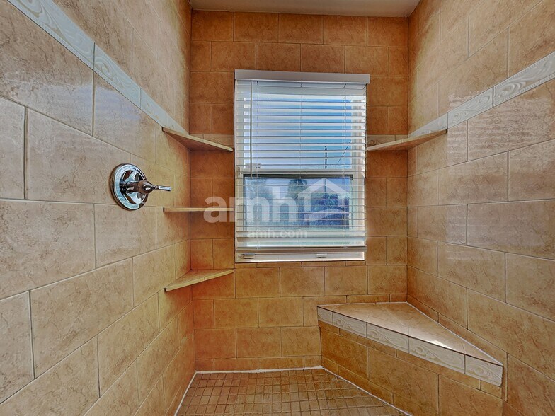 Building Photo - 632 Delmonico St NE