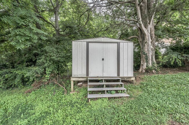 Building Photo - Incredible Fully-Updated 3 Bedroom Home wi...