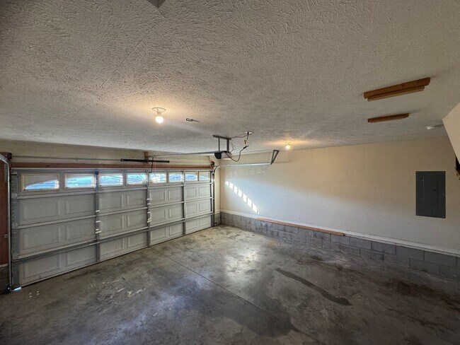 Building Photo - Beautiful Single Family Home in Clarksville