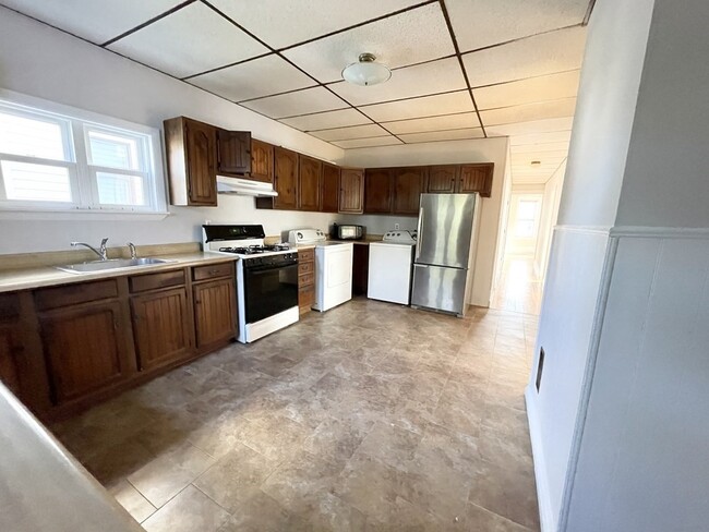 Building Photo - 26-28 Harbor View St