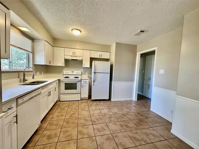 Building Photo - 12310 Willow Wild Dr