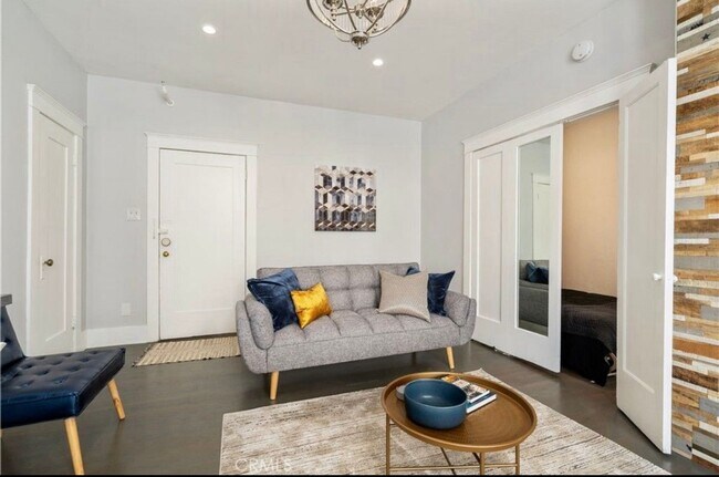 Building Photo - Charming Studio with Vintage Appeal