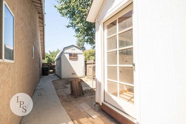 Building Photo - North Fresno Home, 3BR/2BA, Built 1991 – w...