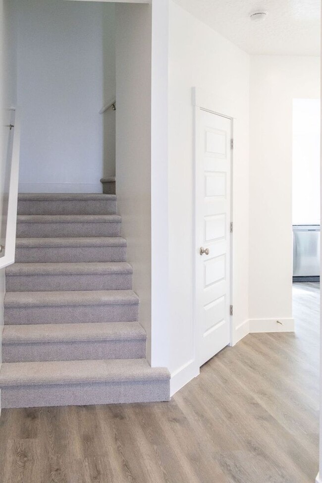 Building Photo - Spacious 4-Bed Home in Sage Canyon - Small Pet Friendly