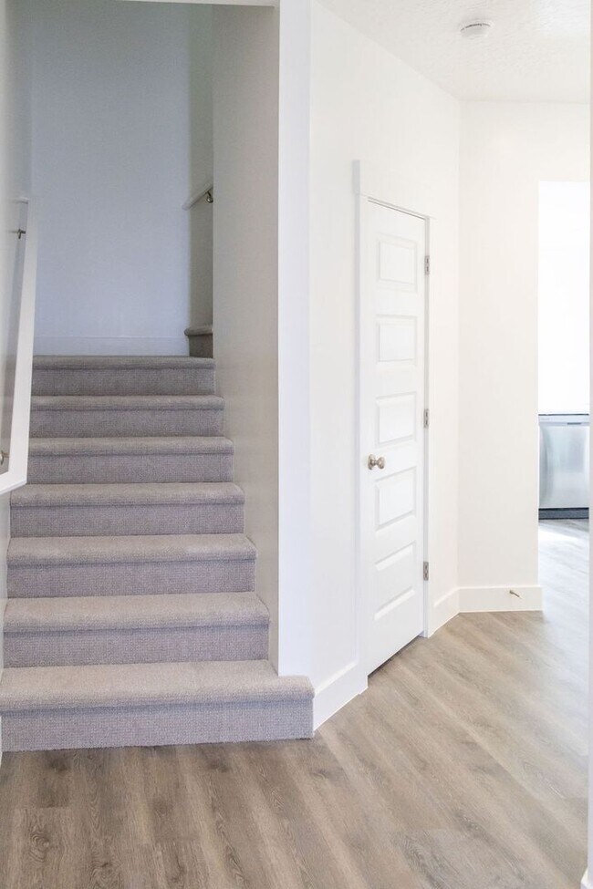 Building Photo - Spacious 4-Bed Home in Sage Canyon