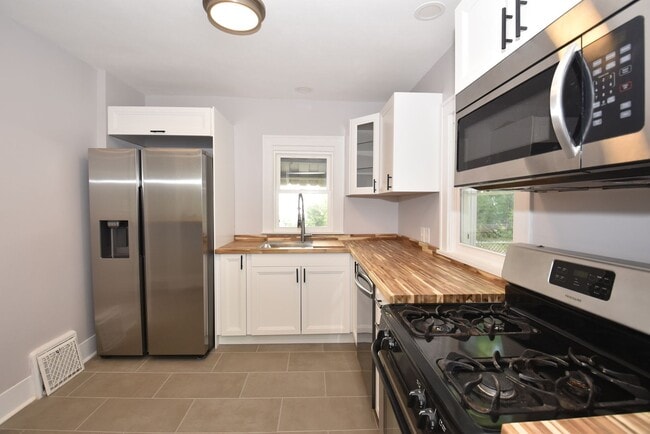 Building Photo - Near Notre Dame  2 Story 3 bedroom with 2 car garage