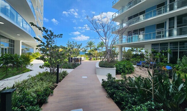 Building Photo - 220 Lake Shore Dr