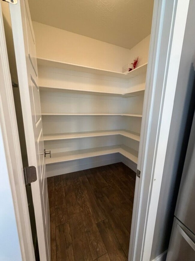 Building Photo - PRIMARY SUITE ON MAIN in a Beautiful Herriman House