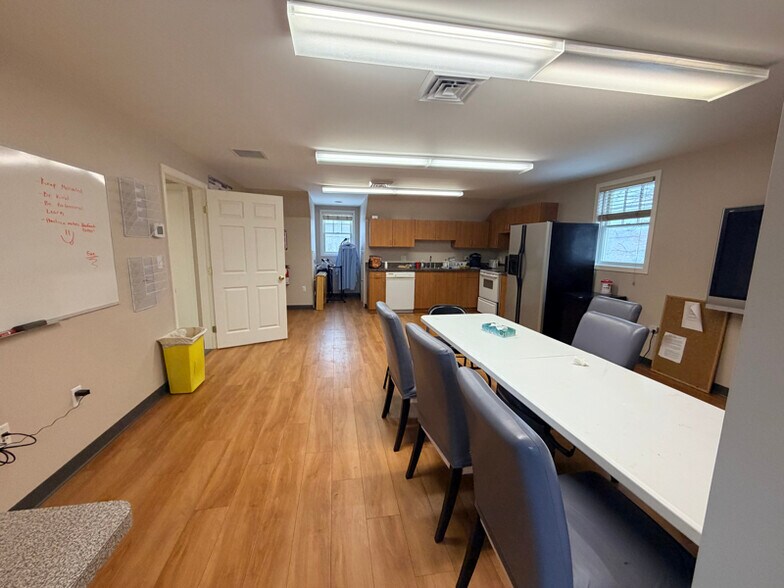 Building Photo - 116 E Main St