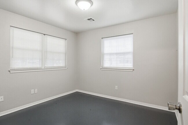 Building Photo - 3717 N Eagle Ln