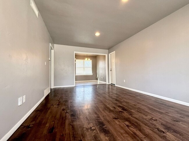 Building Photo - Updated 3BD 1BA Home Located in the Village!!!