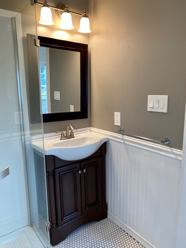 Guest Bath - 1209 9th St