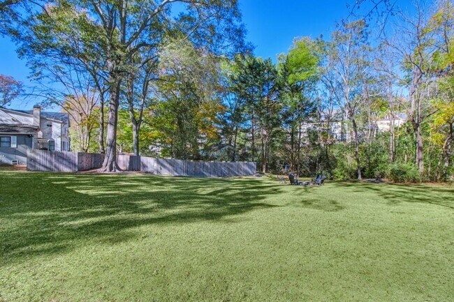 Building Photo - 250 Lake Dr