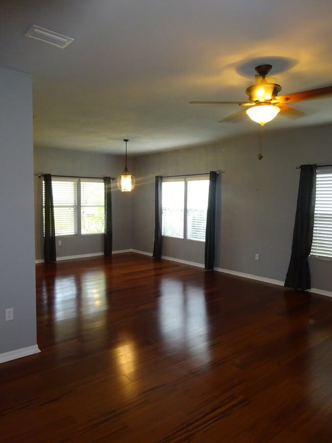 Building Photo - Great Home in Ellis Park. Sub Lease