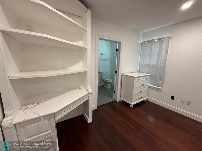 Building Photo - 5025 SW 64th Ave