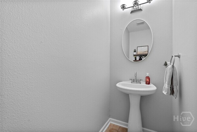 Building Photo - 25 Evergreen Oak Dr