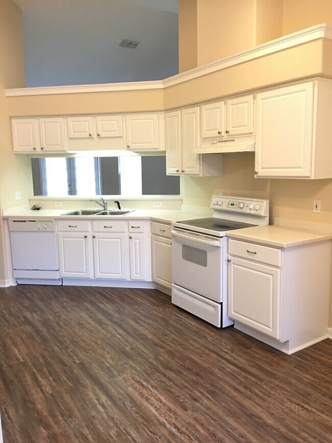 Building Photo - 5643 Sioux Dr