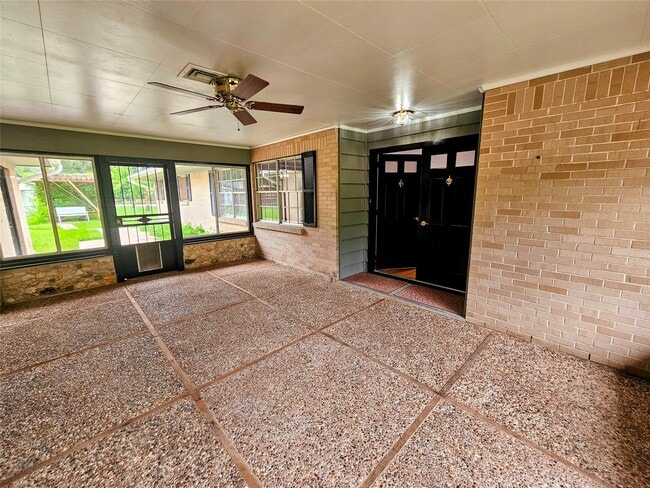 Building Photo - 2015 Silver Leaf Dr