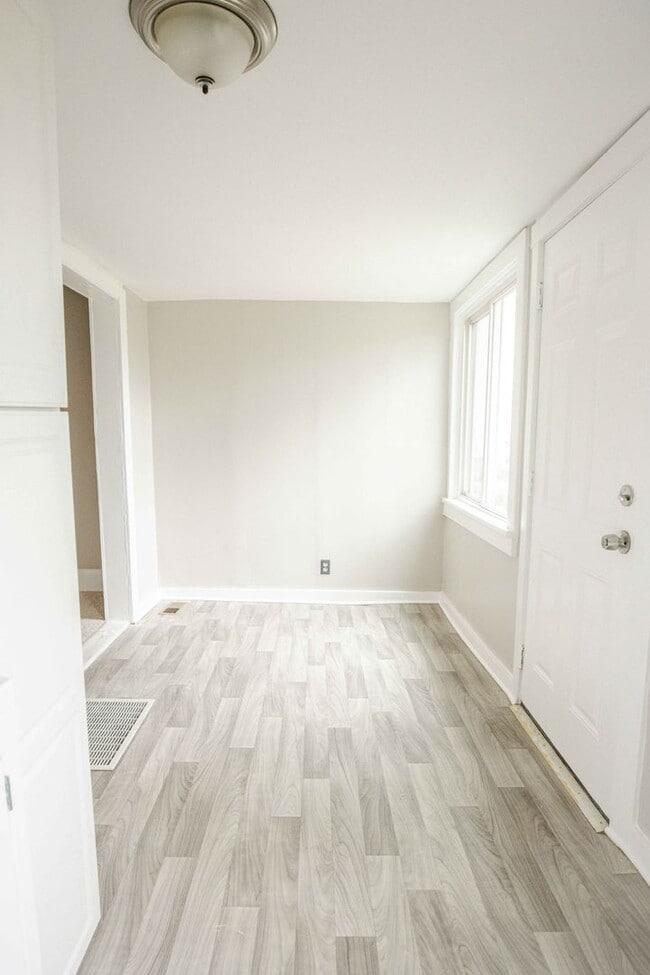 Building Photo - Cute three bedroom home in East Toledo!