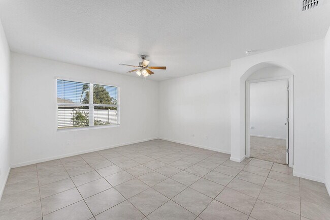 Building Photo - 357 SE Oakridge Dr