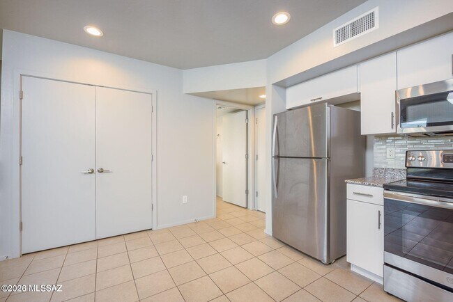 Building Photo - 848 E Park Modern Dr
