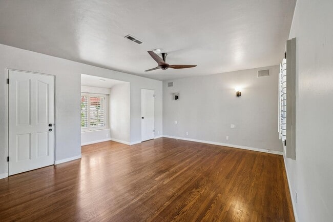 Building Photo - Mediterranean Beauty in Crescent Park – 5B...