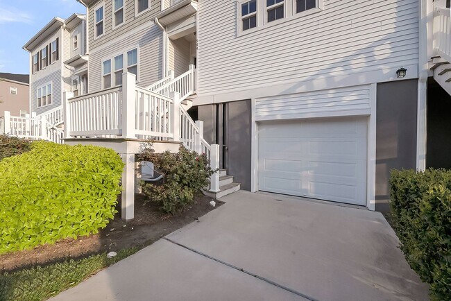 Building Photo - Charming Johns Island Retreat with Modern Amenities