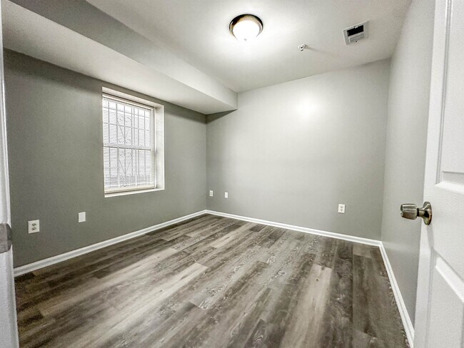 Building Photo - 280 Jelliff Ave