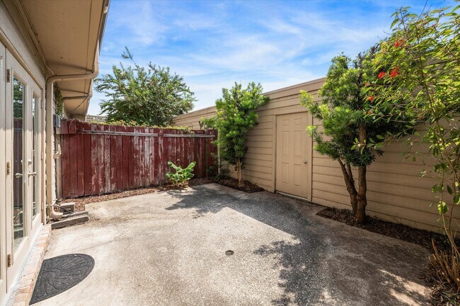 Building Photo - 927 Memorial Village Dr