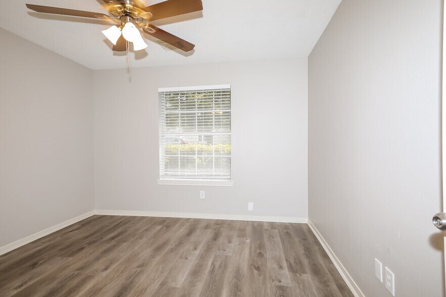 Building Photo - 626 Fantasy Ln