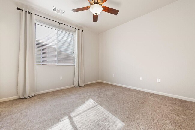 Building Photo - Spacious 3/3 Townhouse in North Clovis