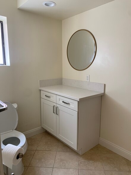 Building Photo - 2032 E Bermuda St