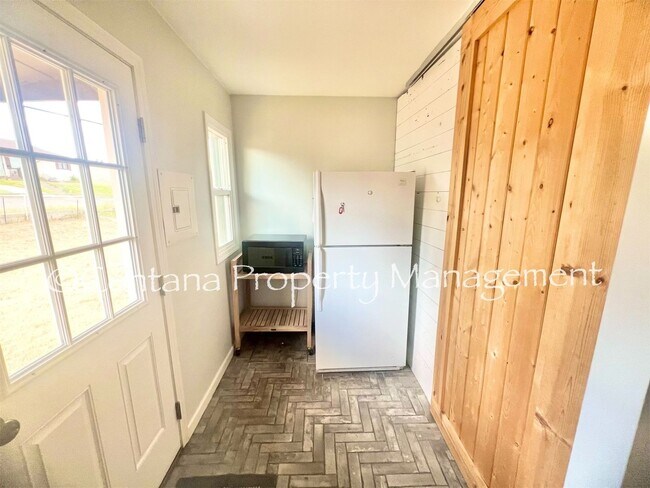 Building Photo - 715 8th St