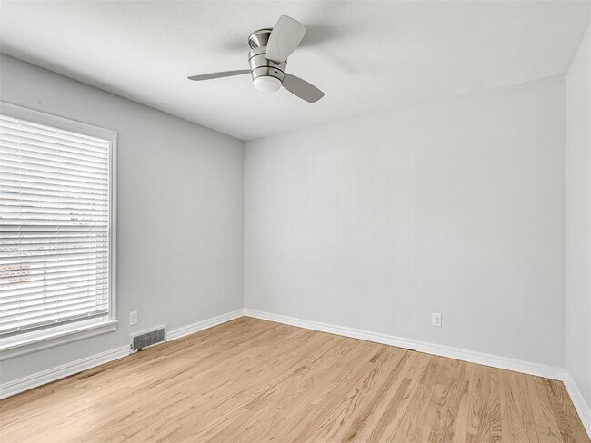 Building Photo - 1222 Westlawn Dr