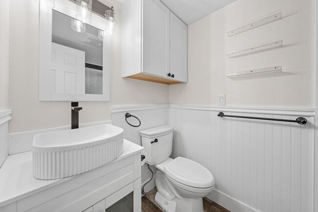 Building Photo - 2-Bed Condo in Kent – Fireplace, Balcony &...