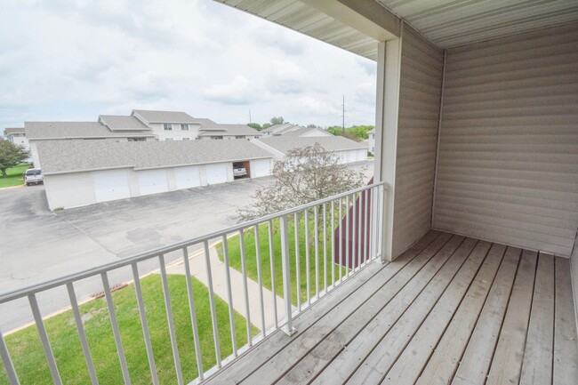 Building Photo - Great Willows condo w/great deck area!