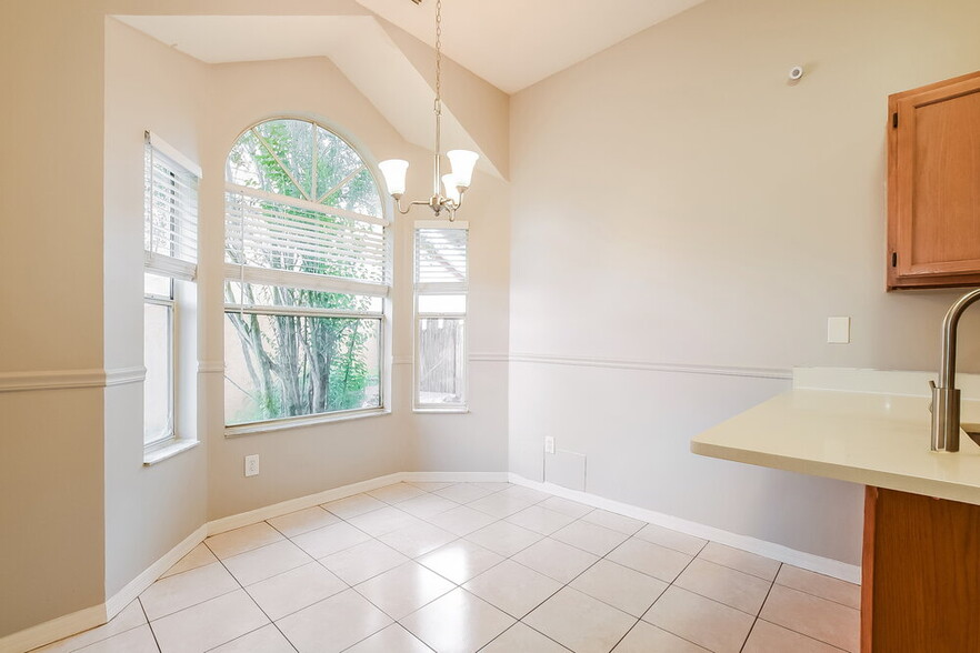 Building Photo - 2523 Dovetail Dr