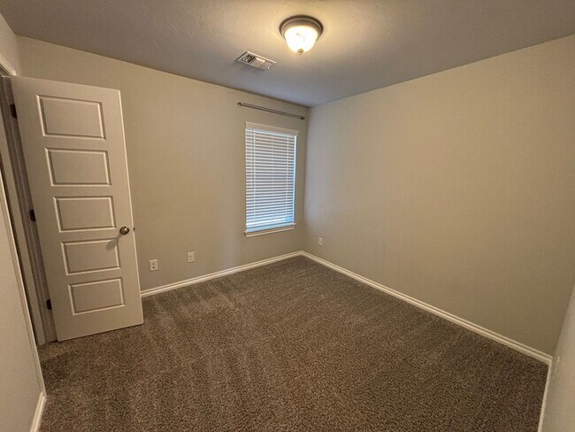 Building Photo - 520 Sperry Dr