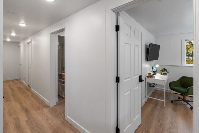 Building Photo - Stylish & Turnkey Furnished 2-BR Daylight Basement Apartment – Utilities + Wi-Fi Included