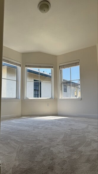 Building Photo - 435 Sheridan Ave