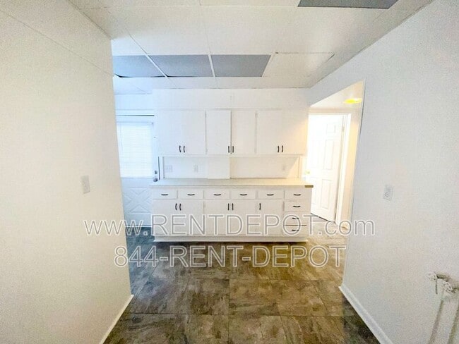 Building Photo - 208 E Virginia St