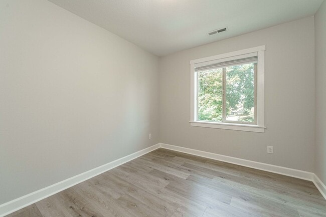 Building Photo - Desirable Salmon Creek Home Located in Lux...