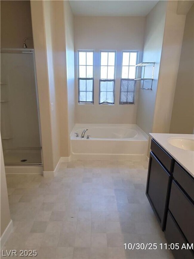 Building Photo - Lovely 2 Story Home!