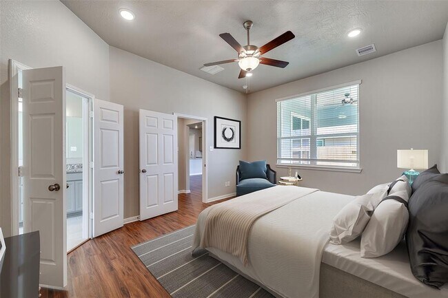 Building Photo - 1042 Tomball Downs Dr