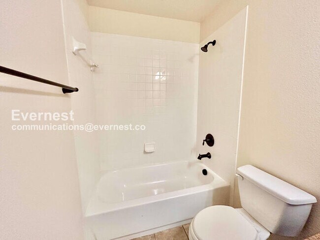 Building Photo - 3 Bed/2.5 Bath Townhome with Garage / Pet-Friendly / Vouchers Accepted / Available Now!