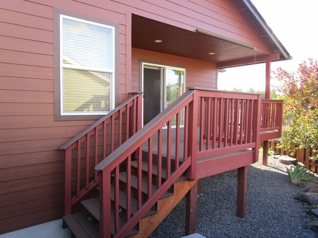 Building Photo - 3 Bedroom, 2 Bathroom on Corner Lot in Subdivision in North Prineville - Available Now!