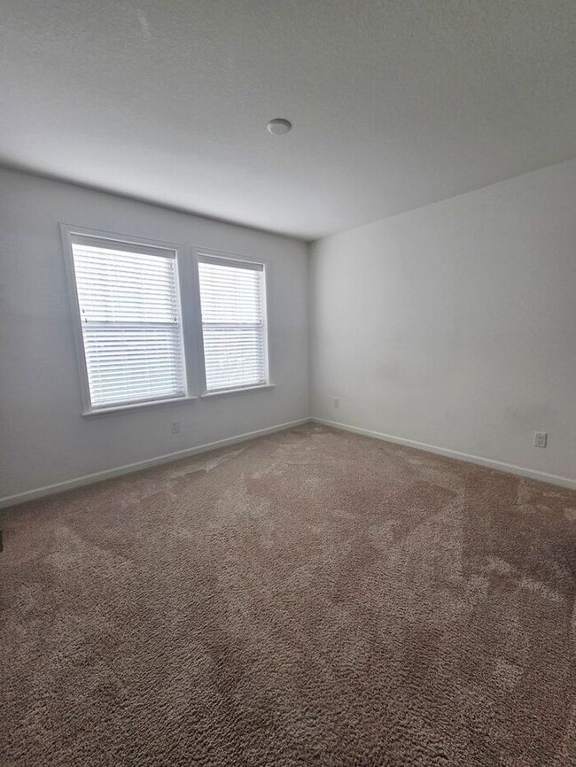 Building Photo - Cute Spacious Townhome in Prime Location | Move In Today- Save 50% OFF First Month's Rent!